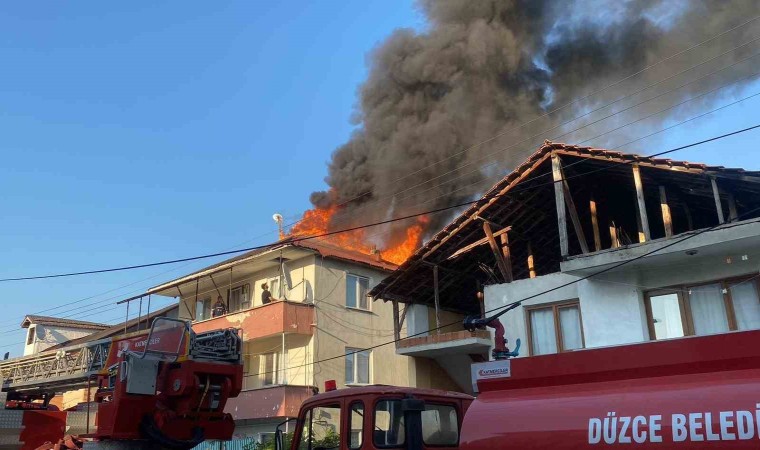 Düzcede çıkan yangında metruk ev ve iki binanın çatısı yandı