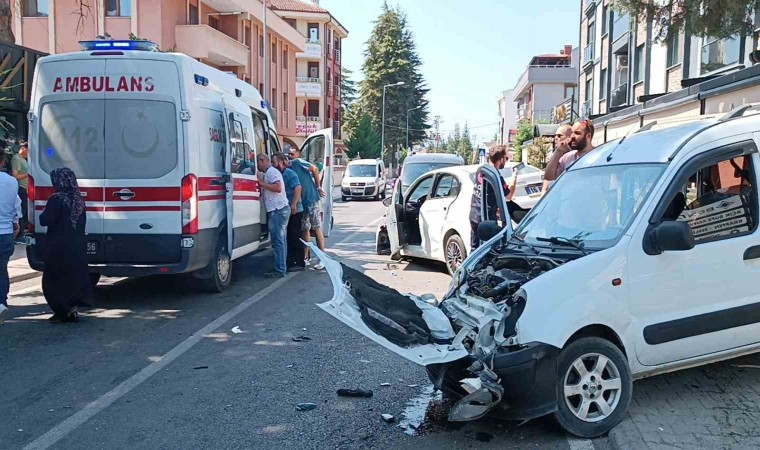 Düzcede hafif ticari araç otomobille çarpıştı: 1i bebek 5 yaralı