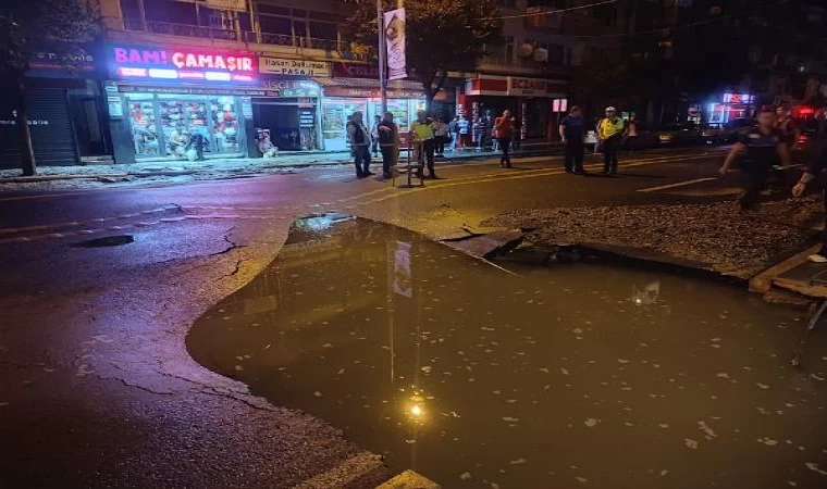 Düzce’de kentin göbeğinde su borusu patladı asfalt yol çöktü