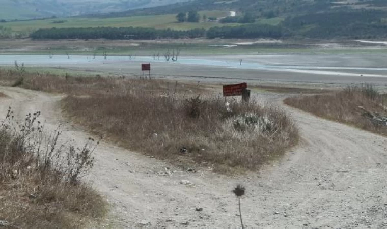 (Düzelterek yeniden) Sazlıdere Barajı kurudu; pikniğe gelenlerin aracı bataklığa saplandı