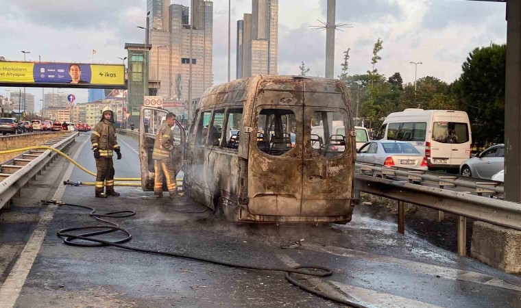 E5te minibüs yandı: Trafik durma noktasına geldi