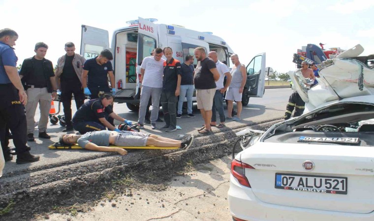 Edirnede 1 polisin hayatını kaybettiği, 2 polis ve 3 tarım işçisinin ağır yaralandığı kaza kamerada