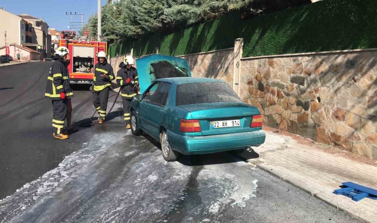 Edirnede alev alan otomobili itfaiye ekipleri söndürdü