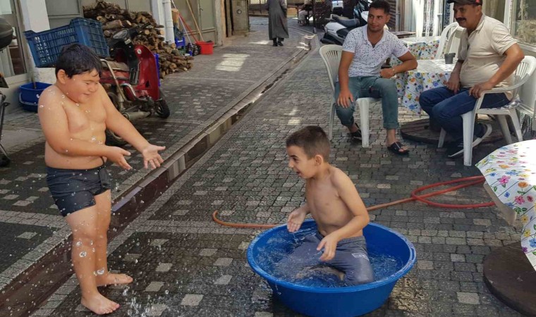 Edremitte sıcaktan bunalan çocuklar leğende serinledi