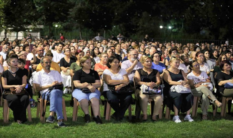 Efelerde müzikli gösteri ilgi gördü