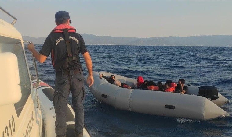 Egede lastik botları arızalanan 10 düzensiz göçmen kurtarıldı