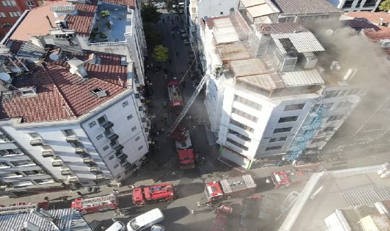 (Ek fotoğraflar) Fatih’te otelin çatı katında çıkan yangın binaya sıçramasın diye nöbet tuttu