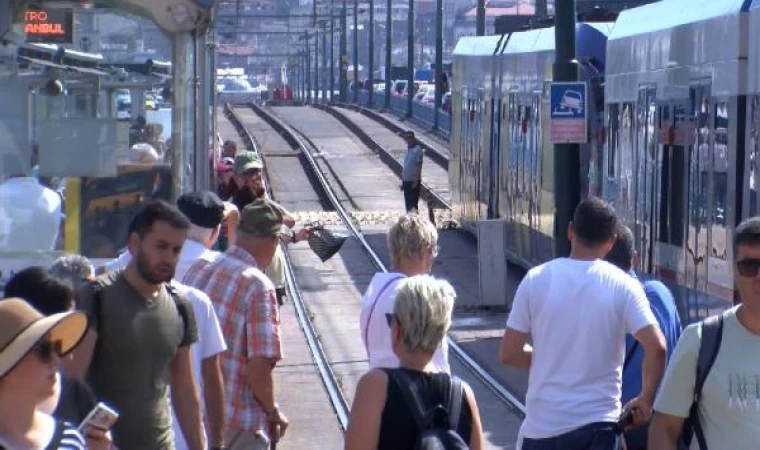 (ek fotoğraflar) Galata Köprüsü’nde tramvay yoluna giren cip kaldırıldı, seferler normale döndü