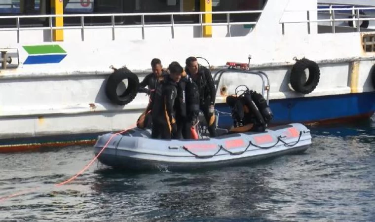 (Ek fotoğraflarla) Eminönü’nde denize düşen otobüsü çıkarma çalışmaları başladı