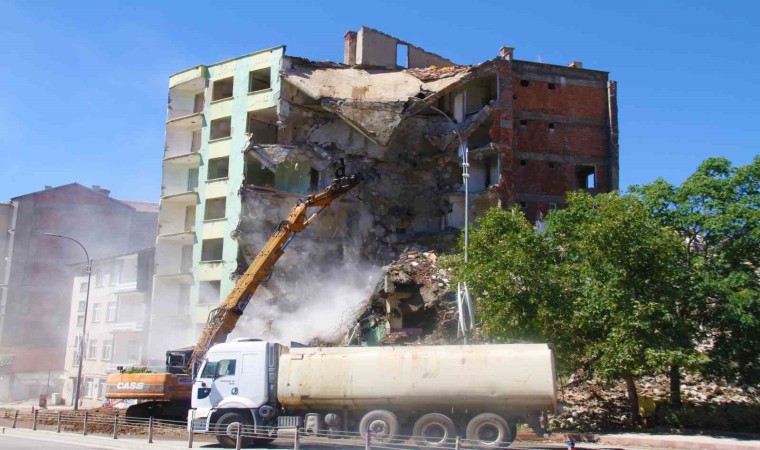 Elazığda ağır hasarlı binaların yıkımı devam ediyor