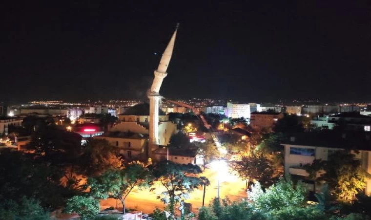 Elazığ’da hasarlı cami minaresi kontrollü olarak yıkıldı