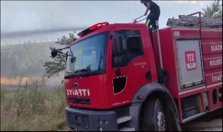 Elazığ’da kent merkezinde otluk alanda yangın