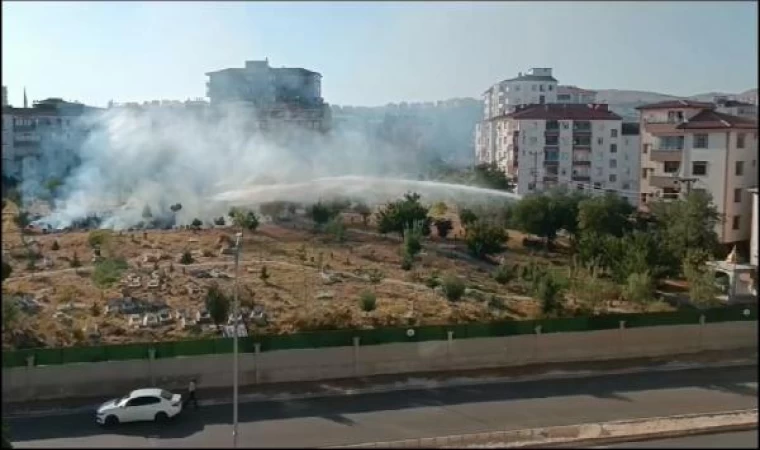 Elazığ’da mezarlıkta yangın