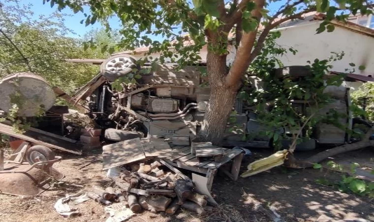 Elazığ’da otomobil yol kenarındaki bahçeye uçtu: 7 yaralı