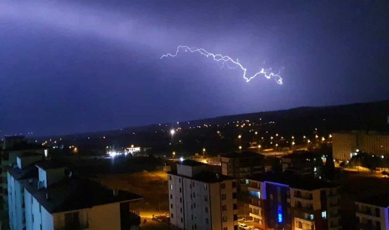 Elazığda şimşekler geceyi aydınlattı