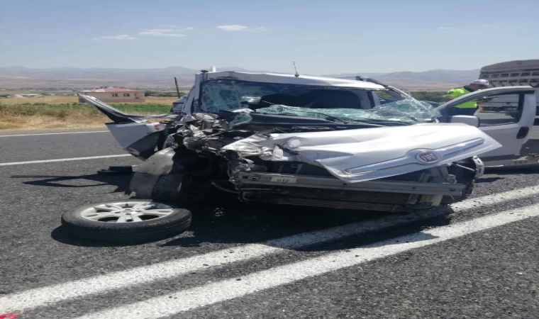 Elazığ’da traktör ile hafif ticari araç çarpıştı: 5 yaralı