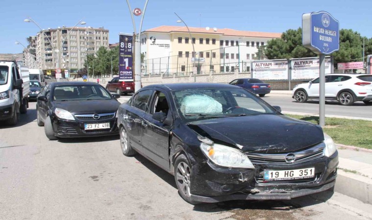 Elazığda zincirleme trafik kazası: 3 yaralı