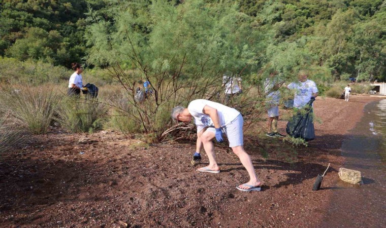 Eldivenleri giyen Marmaris Belediye Başkanı, tek tek kırık camları topladı