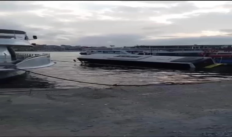  Eminönü’nde İETT otobüsü denize düştü-1