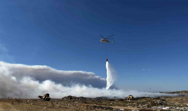 Enezin eski çöplüğünde çıkan yangına 3 uçak ve 2 helikopterle müdahale edildi