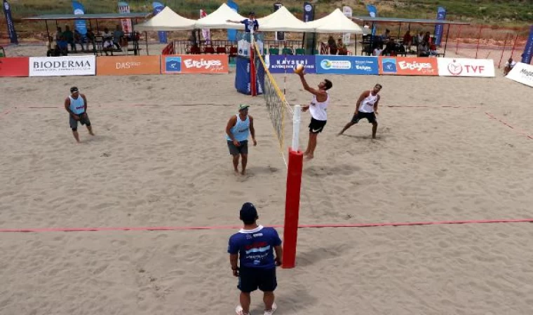 Erciyes’te 2 bin 200 rakımda plaj voleybolu