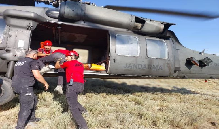 Erzincan’da doğa yürüyüşünde yaralanan vatandaş helikopter ile kurtarıldı