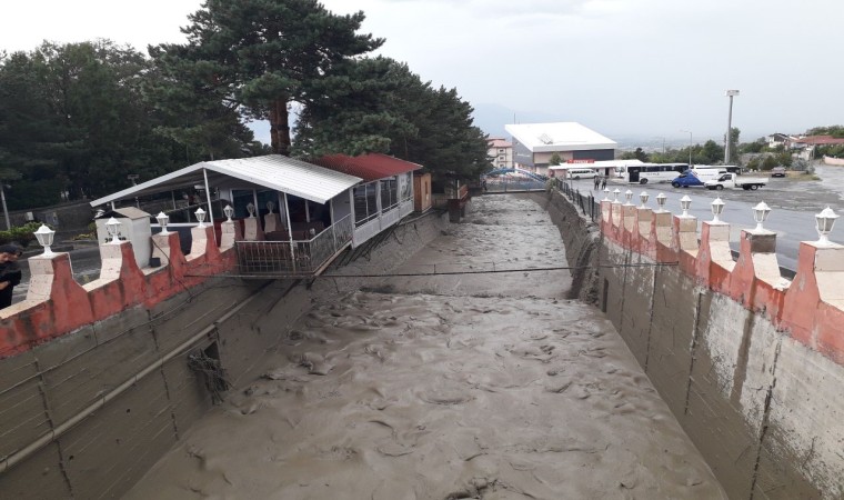 Erzincanda sağanak yağış derelerden sel getirdi