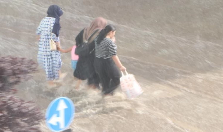 Erzurum’da sağanak; yollar göle döndü