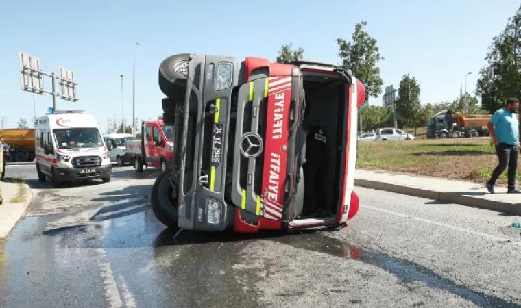 Esenler’de yangına giden itfaiye aracı devrildi: 2 yaralı