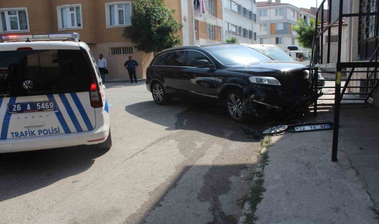 Eskişehirde iki araç kafa kafaya çarpıştı