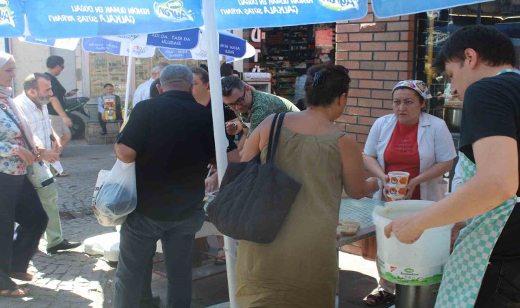 Eskişehirde lokantadan vatandaşlara aşure hayrı