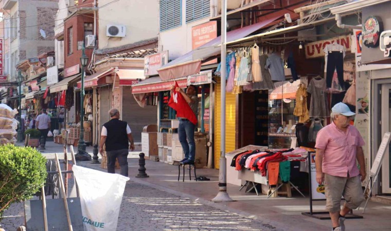 Eskişehirde sabah erken saatlerden itibaren tüm dükkanlara Türk bayrağı asıldı