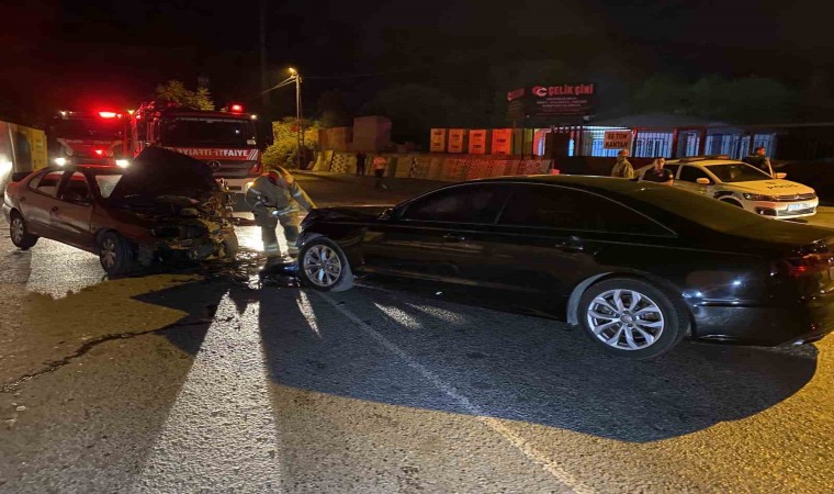 Eyüpsultanda 2 otomobil kafa kafaya çarpıştı: 3 ağır yaralı