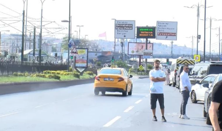 Fatih’te ehliyetsiz ve aranması olan taksi şoförü kovalamaca sonucu yakalandı 