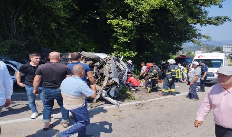 Fındık işçilerini taşıyan minibüs ile otomobil çarpıştı: 3ü ağır 17 yaralı