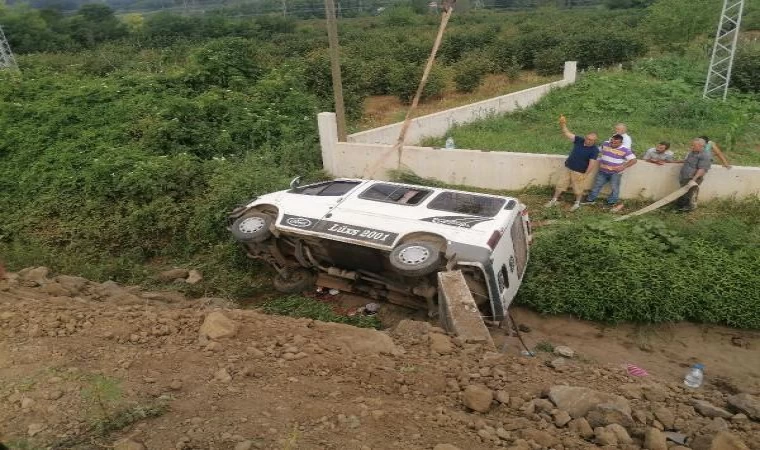 Fındık işçilerini taşıyan minibüs şarampole devrildi: 13 yaralı