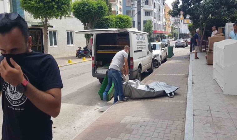 Finlandiyalı kadın Alanyadaki evinde ölü bulundu, ekipler kokudan taşımakta zorlandı