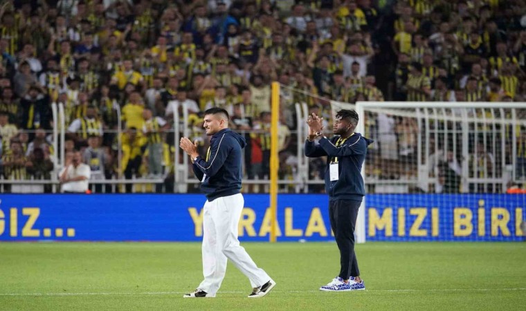 Fred ve Cengiz Ünder, sarı-lacivertli taraftarları selamladı