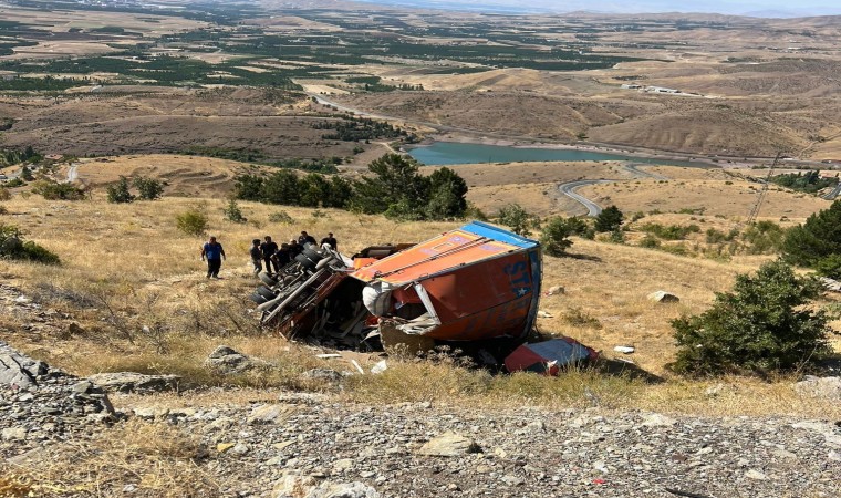 Freni patlayan kamyon şarampole devrildi: 2 ölü, 2 yaralı