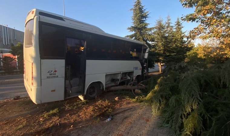 Freni patlayan servis midibüsü ağaçları biçti: 2 yaralı