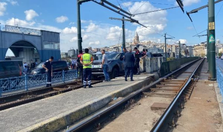 Galata Köprüsü’nde cipiyle tramvay yoluna girdi, seferler durdu - 1