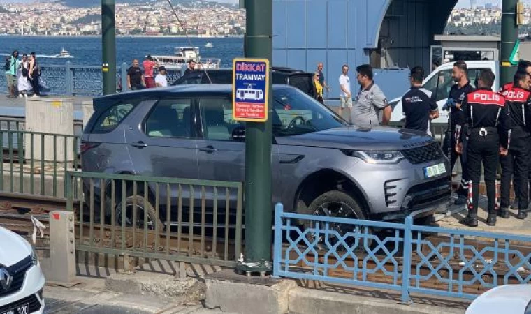 Galata Köprüsü’nde cipiyle tramvay yoluna girdi, seferler durdu (ek fotoğraf)