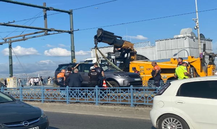 Galata Köprüsü’ndeki tramvay yoluna giren cip kaldırıldı - 3