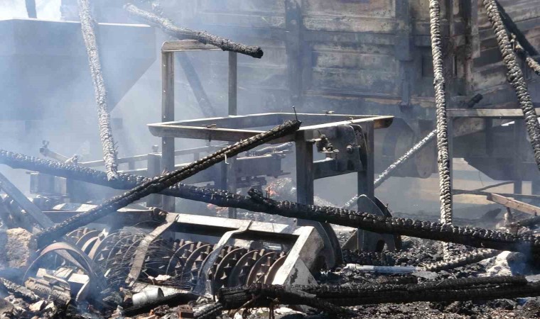 Garajda çıkan yangın, tarım malzemelerini küle çevirdi