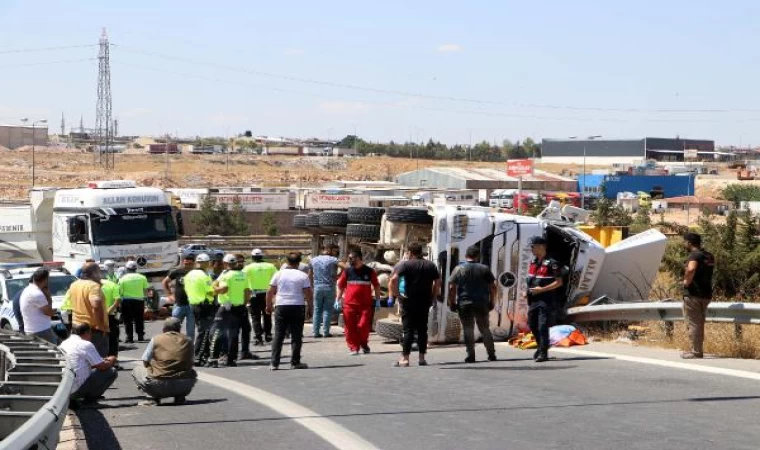 Gaziantep’te devrilen TIR’ın şoförü öldü