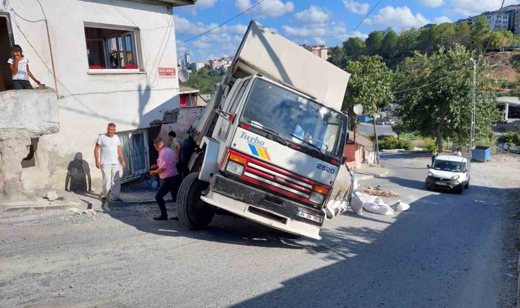 Gaziosmanpaşada freni patlayan kamyon bir evin duvarını yıkarak durdu