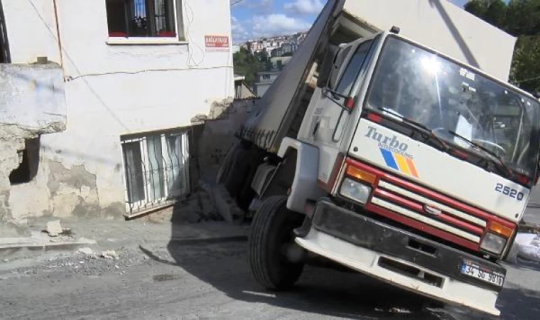 Gaziosmanpaşa’da kamyon gecekonduya çarptı