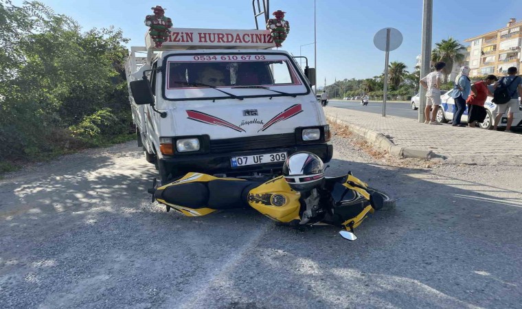 Gazipaşada kamyonetle motosiklet çarpıştı: 1 yaralı