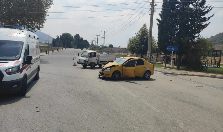 Gazipaşada ticari taksi ile kamyonet çarpıştı: 4 yaralı