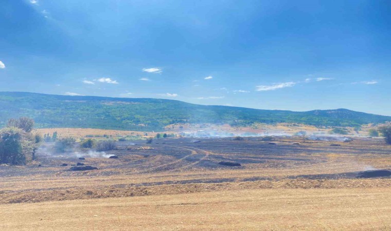 Gedizde balya makinesinden çıkan kıvılcım 90 dönüm tarlayı yaktı